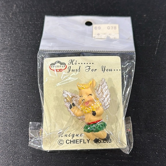 Pig Hula Angel Pin - Picture 1 of 3